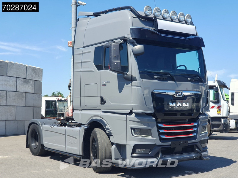 MAN TGX 18.520 4X2 Individual Lion S! GX Retarder Full-Air 2x Tanks Navi LED ACC Euro 6 - Nyergesvontató: 3 kép. MAN TGX 18.520 4X2 Individual Lion S! GX Retarder Full-Air 2x Tanks Navi LED ACC Euro 6 - Nyergesvontató: 3 kép.