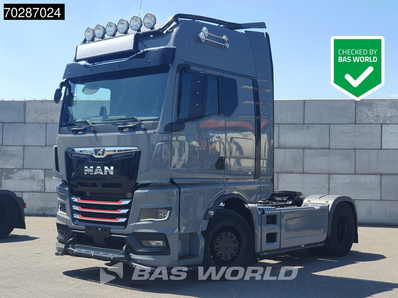 MAN TGX 18.520 4X2 Individual Lion S! GX Retarder Full-Air 2x Tanks Navi LED ACC Euro 6 - Nyergesvontató: 1 kép. MAN TGX 18.520 4X2 Individual Lion S! GX Retarder Full-Air 2x Tanks Navi LED ACC Euro 6 - Nyergesvontató: 1 kép.