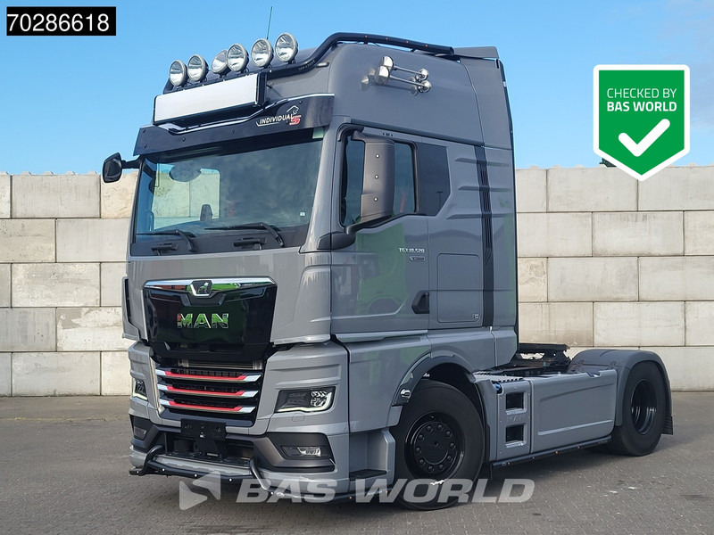MAN TGX 18.520 4X2 Individual Lion S! GX Retarder Full-Air 2x Tanks Navi LED ACC Euro 6 - Nyergesvontató: 1 kép. MAN TGX 18.520 4X2 Individual Lion S! GX Retarder Full-Air 2x Tanks Navi LED ACC Euro 6 - Nyergesvontató: 1 kép.