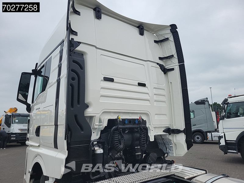 MAN TGX 18.520 4X2 NEW! GX Retarder 2x Tanks Standklima ACC - Nyergesvontató: 3 kép. MAN TGX 18.520 4X2 NEW! GX Retarder 2x Tanks Standklima ACC - Nyergesvontató: 3 kép.