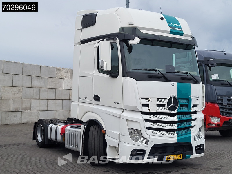 Mercedes-Benz Actros 1842 Actros 4X2 GigaSpace NL-Truck Mega 2xTanks ACC Standklima Euro 6 - Nyergesvontató: 3 kép. Mercedes-Benz Actros 1842 Actros 4X2 GigaSpace NL-Truck Mega 2xTanks ACC Standklima Euro 6 - Nyergesvontató: 3 kép.