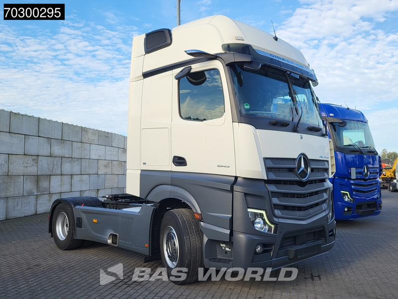 Mercedes-Benz Actros 1845 4X2 GigaSpace Retarder MirrorCam Navi Euro 6 - Nyergesvontató: 3 kép. Mercedes-Benz Actros 1845 4X2 GigaSpace Retarder MirrorCam Navi Euro 6 - Nyergesvontató: 3 kép.