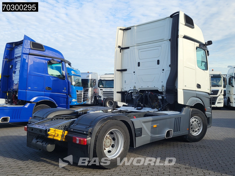 Mercedes-Benz Actros 1845 4X2 GigaSpace Retarder MirrorCam Navi Euro 6 - Nyergesvontató: 5 kép. Mercedes-Benz Actros 1845 4X2 GigaSpace Retarder MirrorCam Navi Euro 6 - Nyergesvontató: 5 kép.