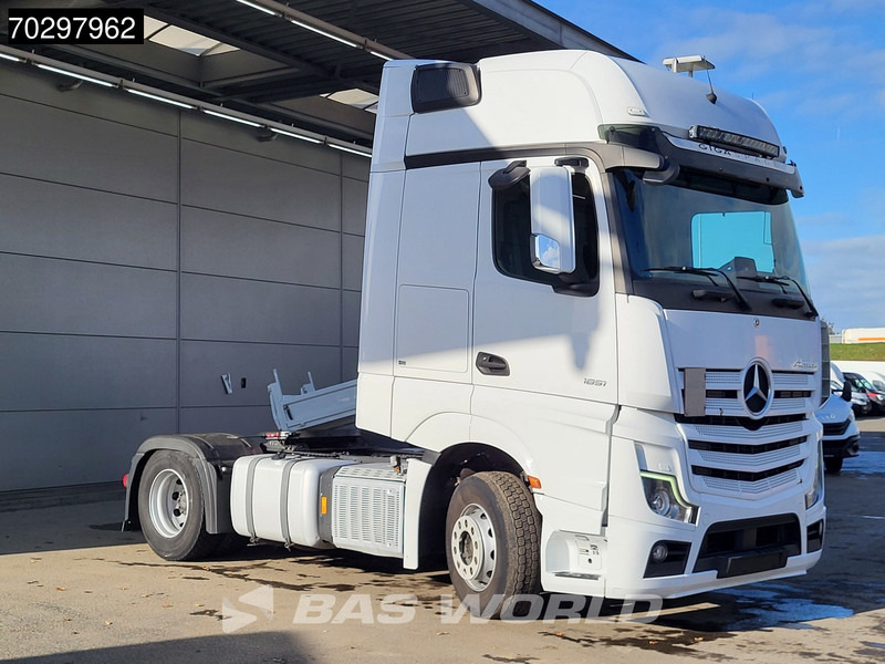Mercedes-Benz Actros 1851 Actros 4X2 GigaSpace ADR 2xTanks Xenon Euro 6 - Nyergesvontató: 3 kép. Mercedes-Benz Actros 1851 Actros 4X2 GigaSpace ADR 2xTanks Xenon Euro 6 - Nyergesvontató: 3 kép.