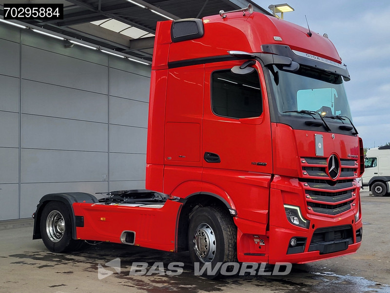 Mercedes-Benz Actros 1858 4X2 GigaSpace Retarder 2xTanks Leather Standairco PPC Navi ACC Euro 6 - Nyergesvontató: 3 kép. Mercedes-Benz Actros 1858 4X2 GigaSpace Retarder 2xTanks Leather Standairco PPC Navi ACC Euro 6 - Nyergesvontató: 3 kép.
