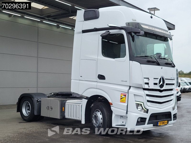 Mercedes-Benz Actros 1942 4X2 GigaSpace NL-Truck Standairco Navi Euro 6 - Nyergesvontató: 3 kép. Mercedes-Benz Actros 1942 4X2 GigaSpace NL-Truck Standairco Navi Euro 6 - Nyergesvontató: 3 kép.