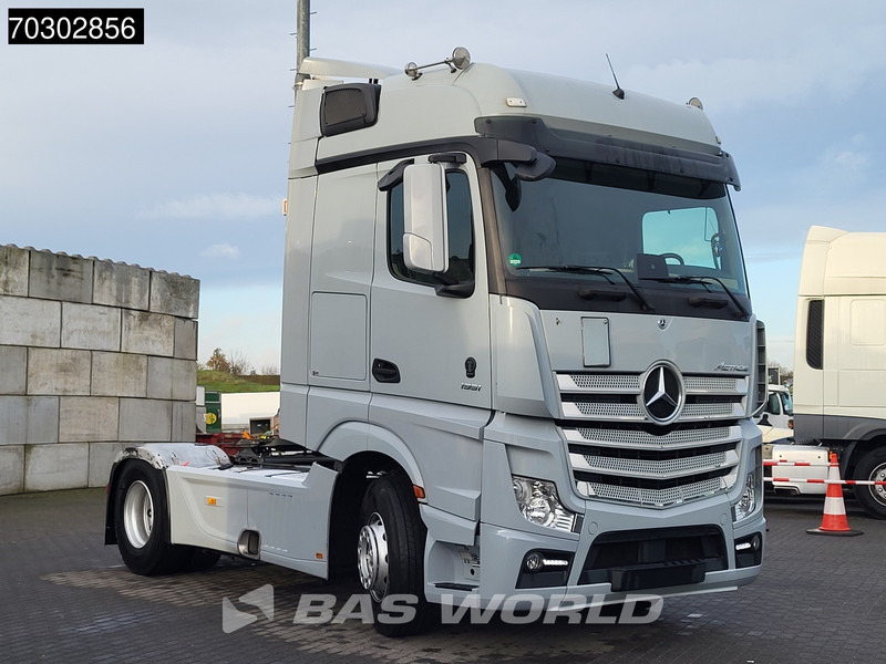 Mercedes-Benz Actros 1951 Actros 4X2 BigSpace 2x Tanks Leder 70% Tyres - Nyergesvontató: 3 kép. Mercedes-Benz Actros 1951 Actros 4X2 BigSpace 2x Tanks Leder 70% Tyres - Nyergesvontató: 3 kép.
