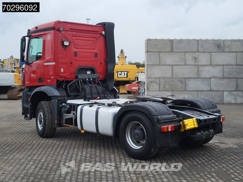 Mercedes-Benz Arocs 1845 Arocs 4X4 Hydrodrive Big-Axle Hydraulic Euro 6 - Nyergesvontató: 2 kép. Mercedes-Benz Arocs 1845 Arocs 4X4 Hydrodrive Big-Axle Hydraulic Euro 6 - Nyergesvontató: 2 kép.