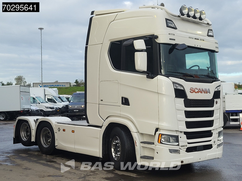 Scania S580 S 6X2 WB315! Full-Air Retarder 2xTanks Liftachse Leder StandklimaACC Navi Euro 6 - Nyergesvontató: 3 kép. Scania S580 S 6X2 WB315! Full-Air Retarder 2xTanks Liftachse Leder StandklimaACC Navi Euro 6 - Nyergesvontató: 3 kép.