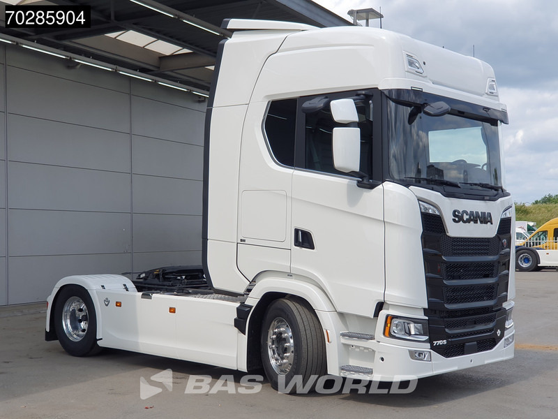 Scania S770 4X2 Full-Air Retarder 2x Tanks Standklima Alcoa's Leather - Nyergesvontató: 3 kép. Scania S770 4X2 Full-Air Retarder 2x Tanks Standklima Alcoa's Leather - Nyergesvontató: 3 kép.