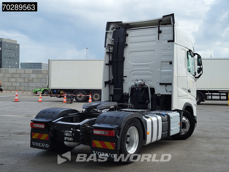 Volvo FH 500 4X2 2xTanks I-ParkCool Navi ACC Euro 6 - Nyergesvontató: 5 kép. Volvo FH 500 4X2 2xTanks I-ParkCool Navi ACC Euro 6 - Nyergesvontató: 5 kép.