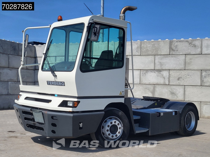Terberg YT 182 4X2 NL-Truck Big-Axle Hebesattel Drumbrakes - Terminál targoncá: 2 kép. Terberg YT 182 4X2 NL-Truck Big-Axle Hebesattel Drumbrakes - Terminál targoncá: 2 kép.