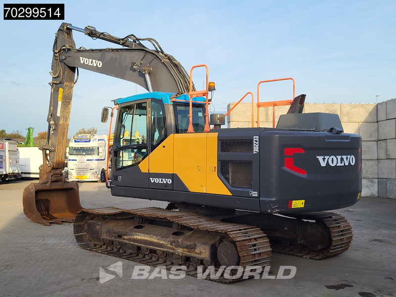 Volvo EC220 E L - Lánctalpas kotró: 2 kép. Volvo EC220 E L - Lánctalpas kotró: 2 kép.