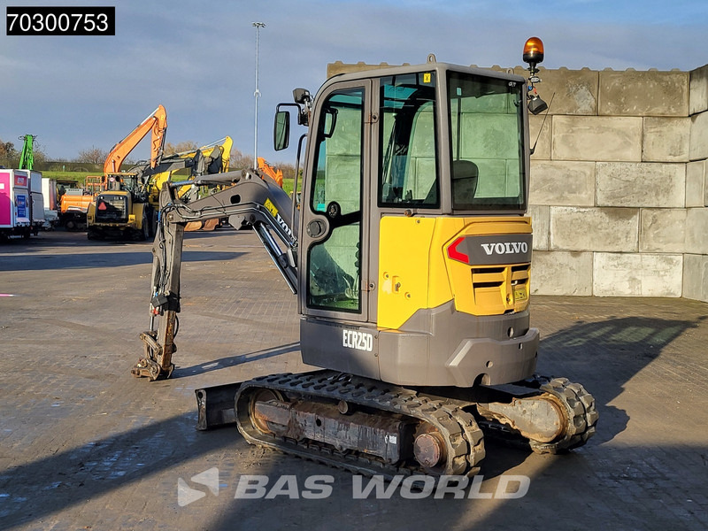Volvo ECR25 D - Minikotró: 3 kép. Volvo ECR25 D - Minikotró: 3 kép.