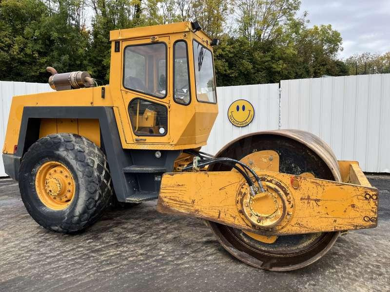 Bomag Compacteur Mixte / Bille et pneus BW213D - Kombihenger: 1 kép. Bomag Compacteur Mixte / Bille et pneus BW213D - Kombihenger: 1 kép.