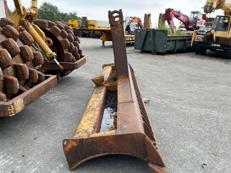 Talajtömörítő Caterpillar 825 + porte engins: 13 kép.