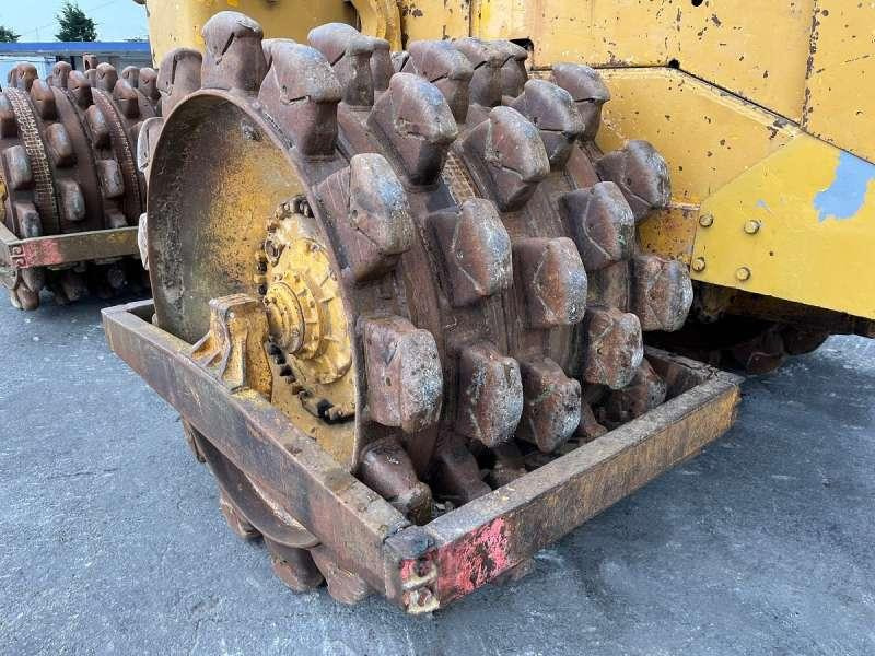 Talajtömörítő Caterpillar 825 + porte engins: 18 kép.