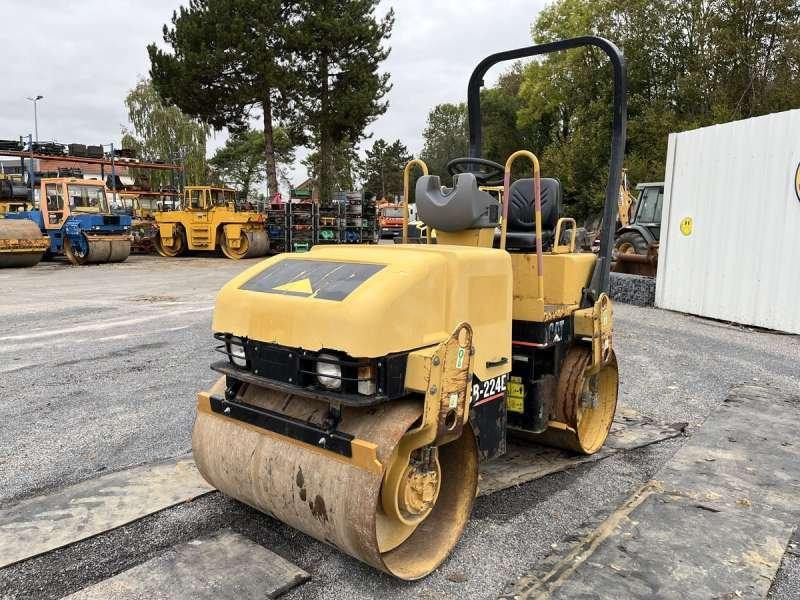Caterpillar CB-224E - Úthenger: 3 kép. Caterpillar CB-224E - Úthenger: 3 kép.