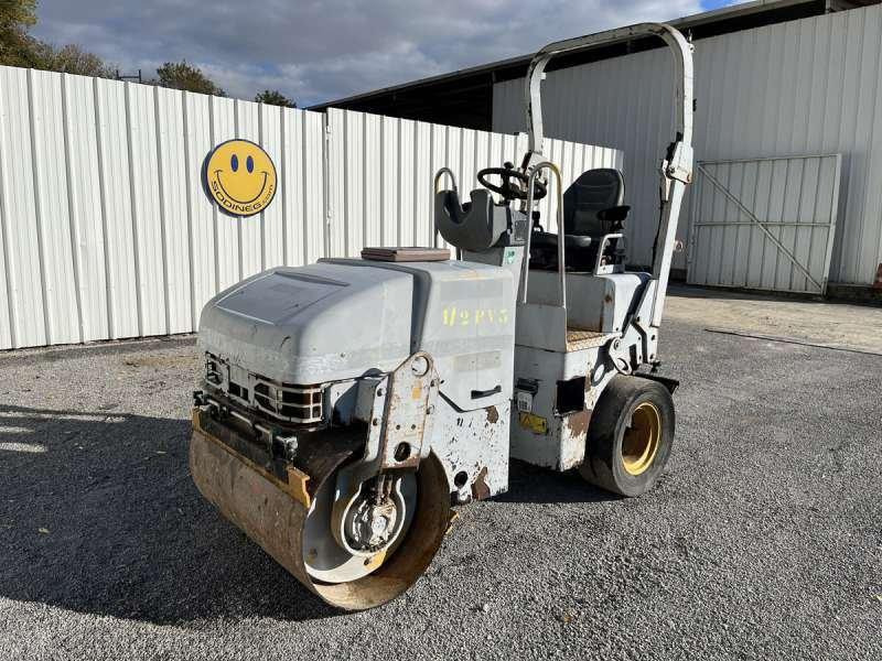 Caterpillar CB225E - Úthenger: 2 kép. Caterpillar CB225E - Úthenger: 2 kép.