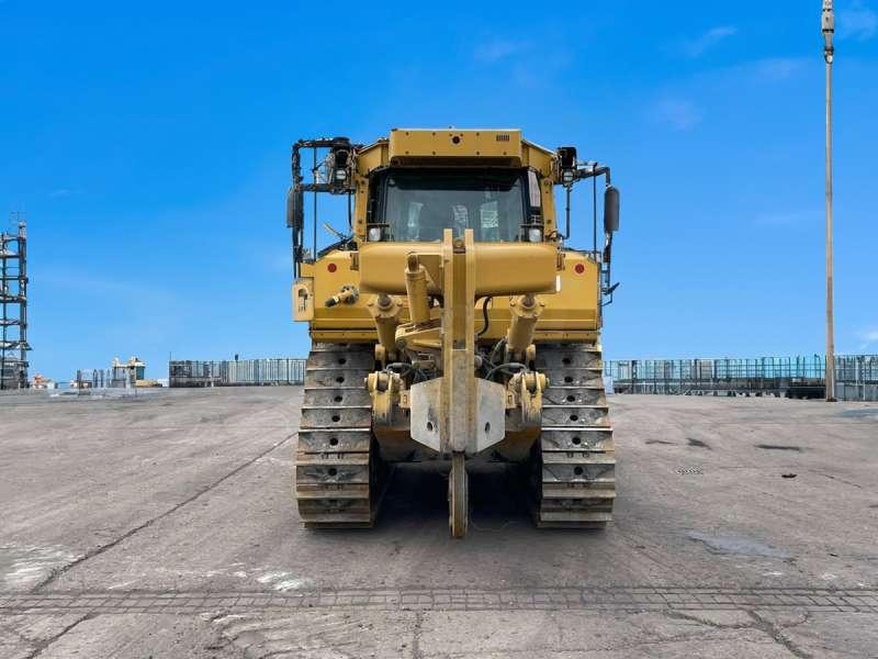 Caterpillar D8T - Buldózer: 5 kép. Caterpillar D8T - Buldózer: 5 kép.
