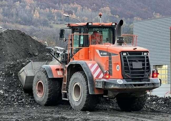 Doosan DL300 - Gumikerekes homlokrakodó: 3 kép. Doosan DL300 - Gumikerekes homlokrakodó: 3 kép.