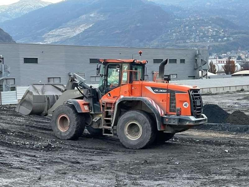 Doosan DL300 - Gumikerekes homlokrakodó: 2 kép. Doosan DL300 - Gumikerekes homlokrakodó: 2 kép.