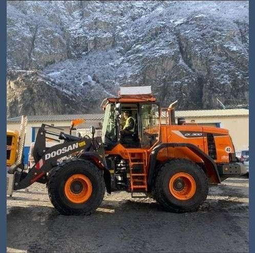 Doosan DL300 - Gumikerekes homlokrakodó: 4 kép. Doosan DL300 - Gumikerekes homlokrakodó: 4 kép.