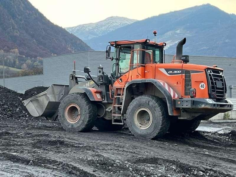 Doosan DL300 - Gumikerekes homlokrakodó: 1 kép. Doosan DL300 - Gumikerekes homlokrakodó: 1 kép.