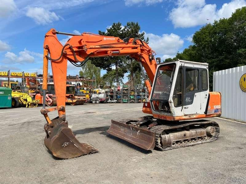 Hitachi EX60 - Lánctalpas kotró: 3 kép. Hitachi EX60 - Lánctalpas kotró: 3 kép.
