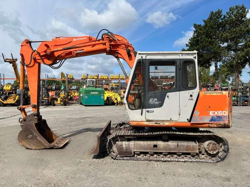 Hitachi EX60 - Lánctalpas kotró: 4 kép. Hitachi EX60 - Lánctalpas kotró: 4 kép.