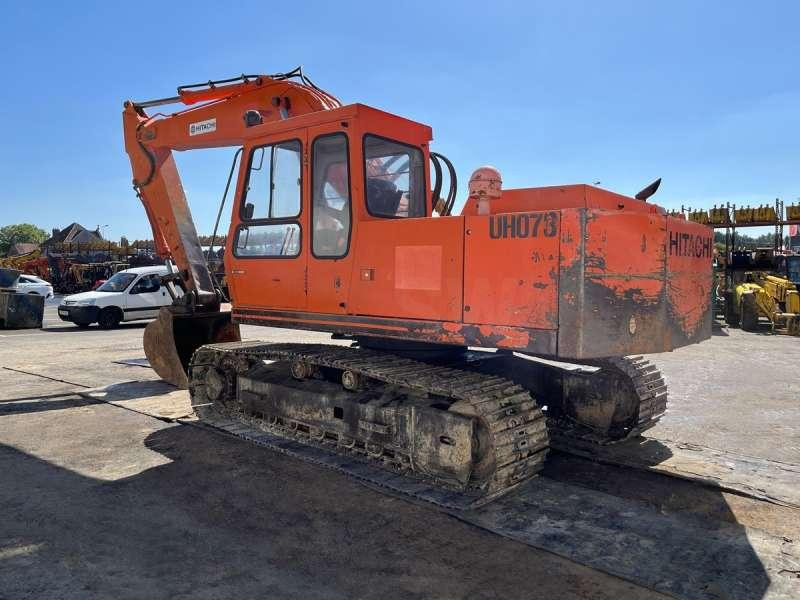 Hitachi UH073 - Lánctalpas kotró: 5 kép. Hitachi UH073 - Lánctalpas kotró: 5 kép.