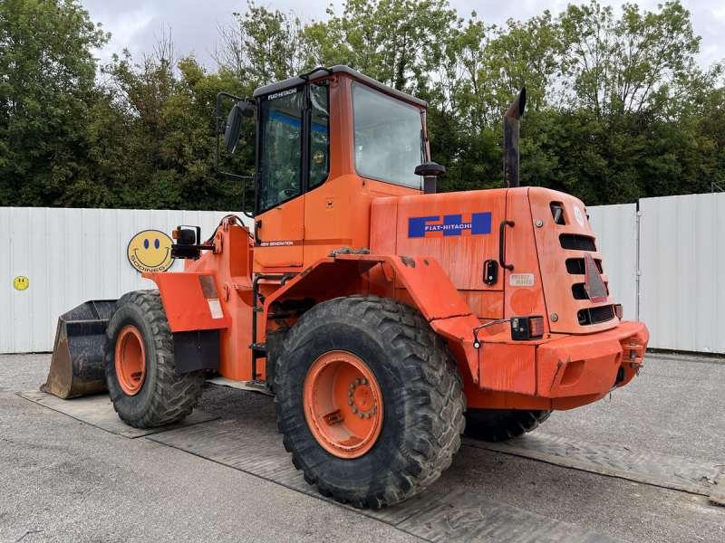 Hitachi W130A - Gumikerekes homlokrakodó: 4 kép. Hitachi W130A - Gumikerekes homlokrakodó: 4 kép.