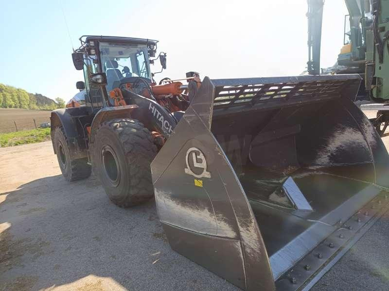 Hitachi ZW220-7 - Gumikerekes homlokrakodó: 2 kép. Hitachi ZW220-7 - Gumikerekes homlokrakodó: 2 kép.