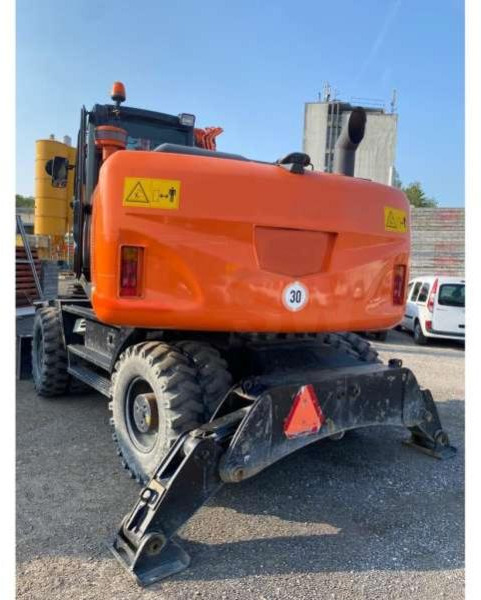 Hitachi ZX170W-5B - Gumikerekes kotró: 5 kép. Hitachi ZX170W-5B - Gumikerekes kotró: 5 kép.