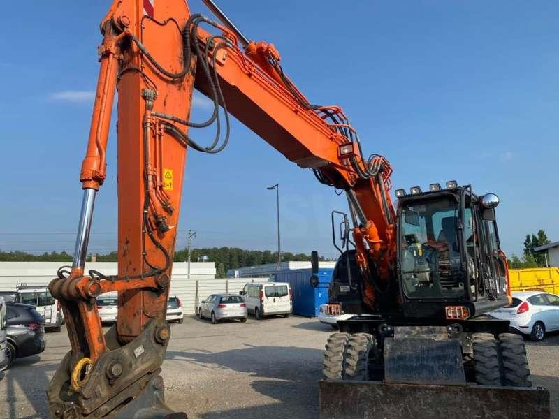 Hitachi ZX170W-5B - Gumikerekes kotró: 4 kép. Hitachi ZX170W-5B - Gumikerekes kotró: 4 kép.