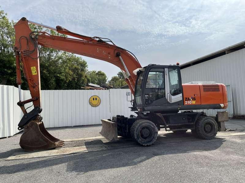 Hitachi ZX210W-3 - Gumikerekes kotró: 1 kép. Hitachi ZX210W-3 - Gumikerekes kotró: 1 kép.