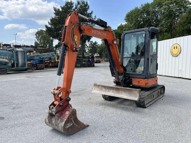 Hitachi ZX33U-5A CLR - Minikotró: 2 kép. Hitachi ZX33U-5A CLR - Minikotró: 2 kép.