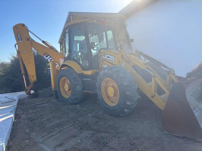Jcb 4CX - Kotrórakodó: 2 kép. Jcb 4CX - Kotrórakodó: 2 kép.