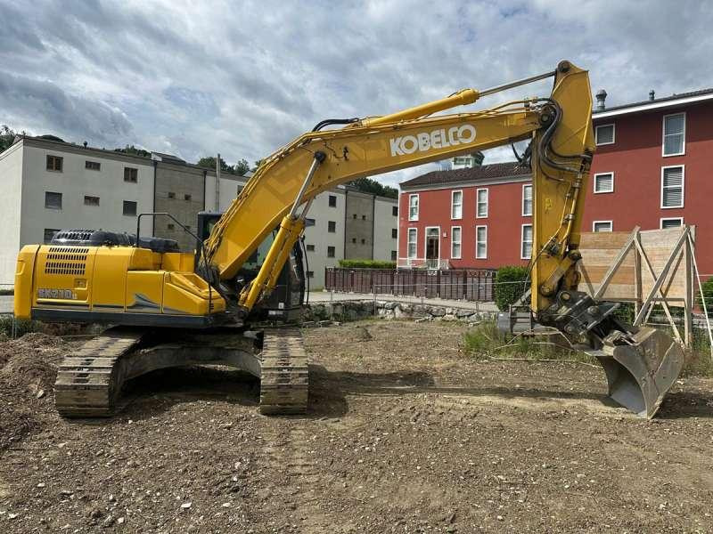 Kobelco SK210LC-11 - Lánctalpas kotró: 2 kép. Kobelco SK210LC-11 - Lánctalpas kotró: 2 kép.