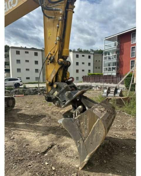 Kobelco SK210LC-11 - Lánctalpas kotró: 4 kép. Kobelco SK210LC-11 - Lánctalpas kotró: 4 kép.