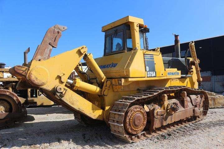 Komatsu D375A-1 - Buldózer: 2 kép. Komatsu D375A-1 - Buldózer: 2 kép.