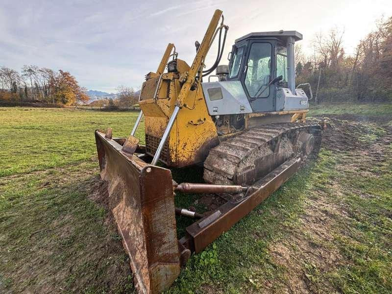 Komatsu D65EX-12 - Buldózer: 3 kép. Komatsu D65EX-12 - Buldózer: 3 kép.