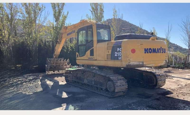 Komatsu PC210LC - Lánctalpas kotró: 1 kép. Komatsu PC210LC - Lánctalpas kotró: 1 kép.