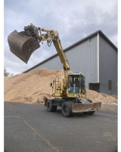 Komatsu PW160-7K - Gumikerekes kotró: 4 kép. Komatsu PW160-7K - Gumikerekes kotró: 4 kép.