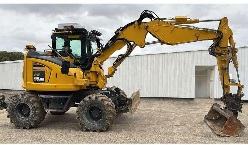 Komatsu PW98MR-11E0 - Gumikerekes kotró: 1 kép. Komatsu PW98MR-11E0 - Gumikerekes kotró: 1 kép.