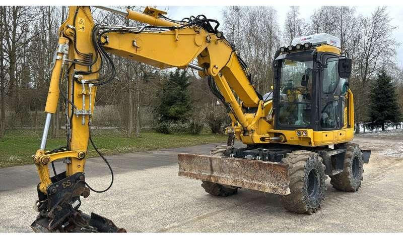 Komatsu PW98MR-11E0 - Gumikerekes kotró: 2 kép. Komatsu PW98MR-11E0 - Gumikerekes kotró: 2 kép.