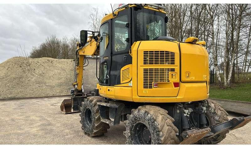 Komatsu PW98MR-11E0 - Gumikerekes kotró: 3 kép. Komatsu PW98MR-11E0 - Gumikerekes kotró: 3 kép.