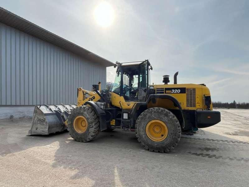 Komatsu WA320-7 - Gumikerekes homlokrakodó: 2 kép. Komatsu WA320-7 - Gumikerekes homlokrakodó: 2 kép.