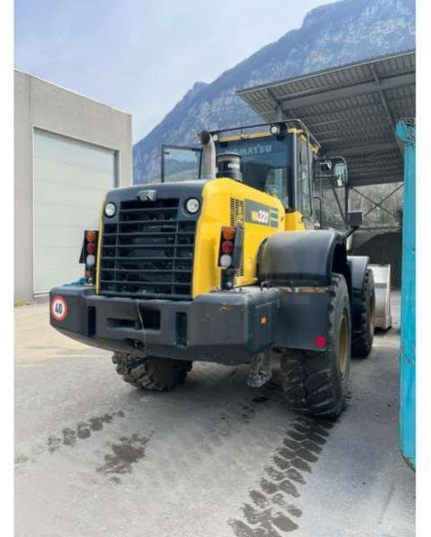 Komatsu WA320-7 - Gumikerekes homlokrakodó: 3 kép. Komatsu WA320-7 - Gumikerekes homlokrakodó: 3 kép.