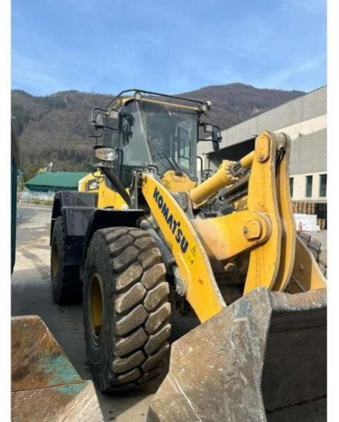 Komatsu WA320-7 - Gumikerekes homlokrakodó: 4 kép. Komatsu WA320-7 - Gumikerekes homlokrakodó: 4 kép.